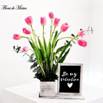 Arreglo floral de 10 tulipanes rosas en base vintage