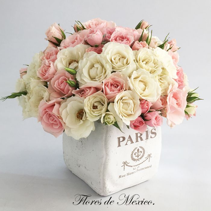 Arreglo floral de mini rosas en tonos pastel y base vintage