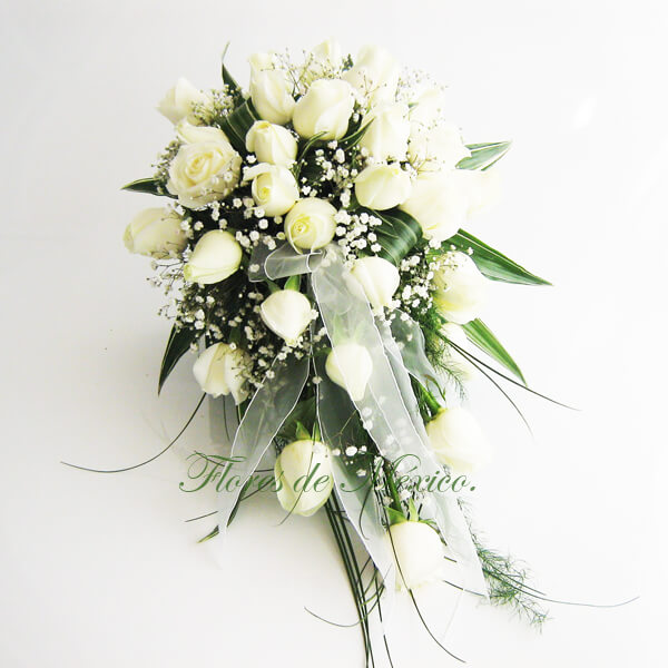 Ramo de novia con rosas blancas en forma de cascada