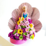 Bella Barbie con vestido de flores.