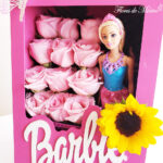 Tierno estuche de Barbie con rosas y girasol - Image 4