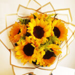 Hermosos girasoles en ramo. - Image 2