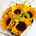 Hermosos girasoles en ramo. - Image 3