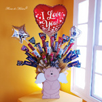 Angelito de la guarda con dulces y globo