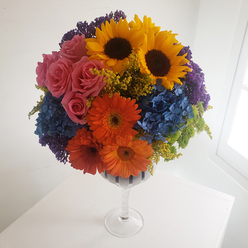 Fina copa esmerilada decorada con flores multicolor.
