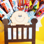 Tiernísimo bebe en cuna con dulces. - Image 4