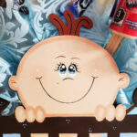Tiernísimo bebe en cuna con dulces. - Image 2