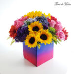 Vibrante y armonioso arreglo de flores multicolores - Image 3