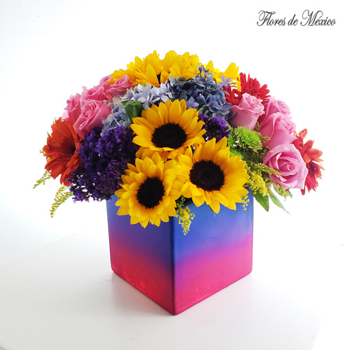 Vibrante y armonioso arreglo de flores multicolores.