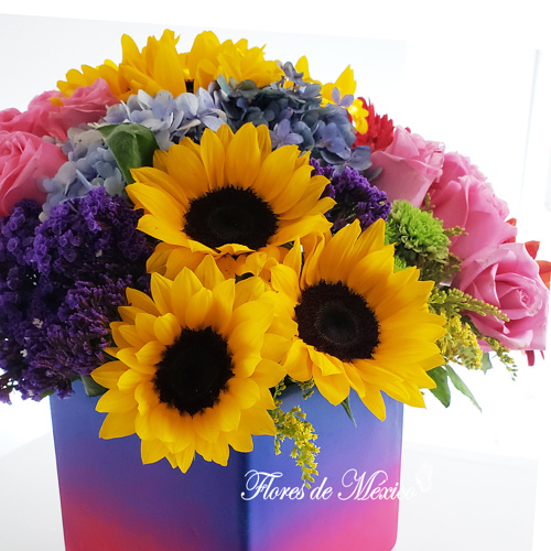 Vibrante y armonioso arreglo de flores multicolores.