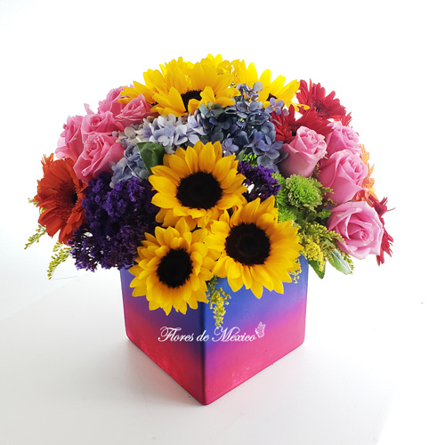Vibrante y armonioso arreglo de flores multicolores.