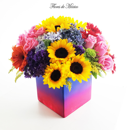 Vibrante y armonioso arreglo de flores multicolores.