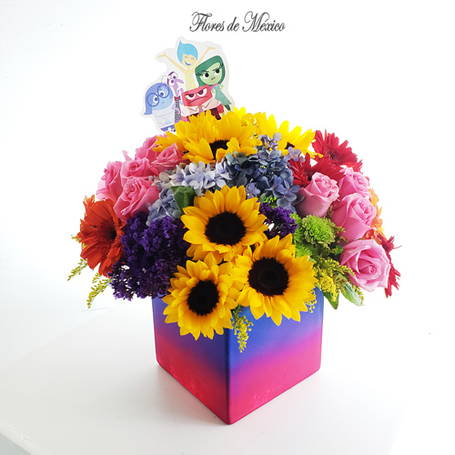 Vibrante y armonioso arreglo de flores multicolores.