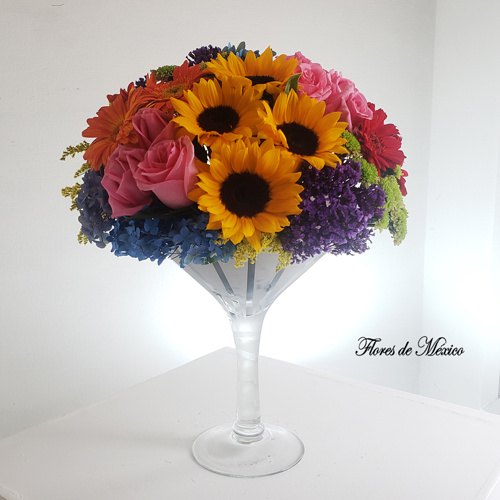 Fina copa esmerilada decorada con flores multicolor.