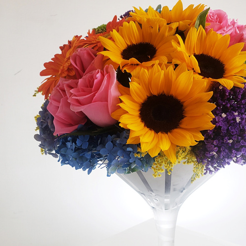 Fina copa esmerilada decorada con flores multicolor.