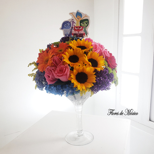 Fina copa esmerilada decorada con flores multicolor.