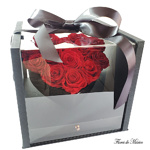 Elegante estuche de rosas rehidratadas.
