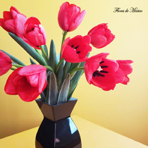 Arreglo de tulipanes rojos en fino florero negro